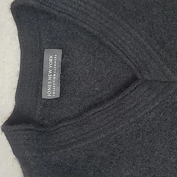 Jones New York Collection Long Sleeve V-Neck Cashmere Sweater in Black