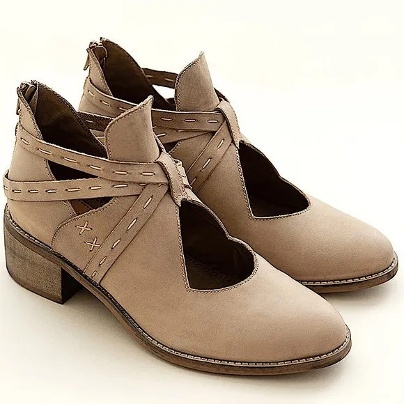 🥠Joyfolie Oriana Leather Ankle Booties in Bone Taupe, 9