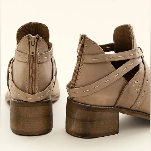 🥠Joyfolie Oriana Leather Ankle Booties in Bone Taupe, 9