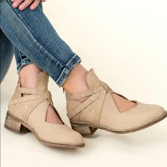 🥠Joyfolie Oriana Leather Ankle Booties in Bone Taupe, 9