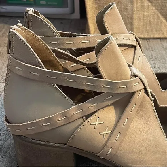 🥠Joyfolie Oriana Leather Ankle Booties in Bone Taupe, 9
