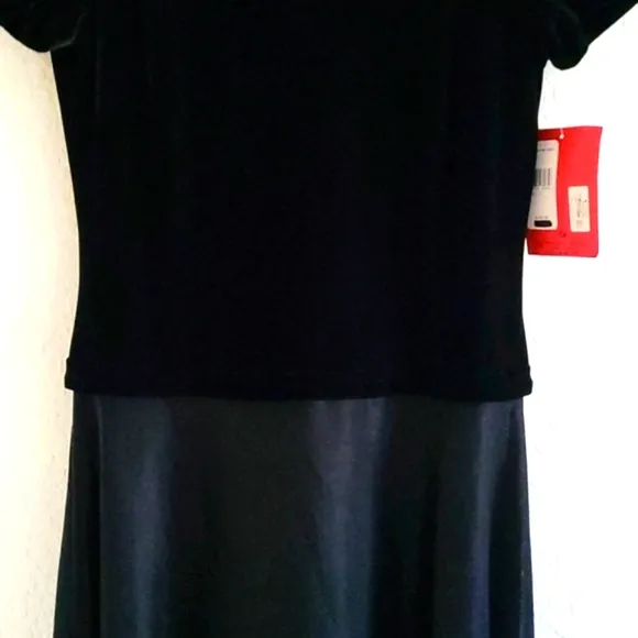 JS Collections Maxi Dress. Size 12. Black Velvet Satin. Short Sleeve. NWT.