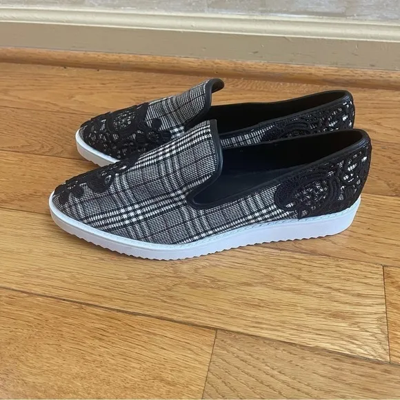 Karl Lagerfeld Paris CARLYN Plaid Slip On Sneaker Lace embroidered casual Sz 8