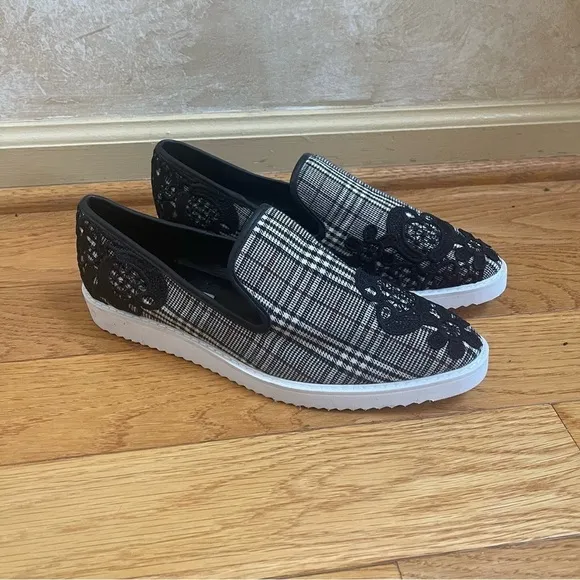 Karl Lagerfeld Paris CARLYN Plaid Slip On Sneaker Lace embroidered casual Sz 8