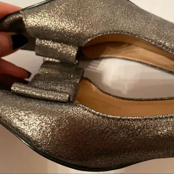 KATE SPADE HEELS PUMPS SILVER LEATHER PEEP TOE BOW Size 9.5