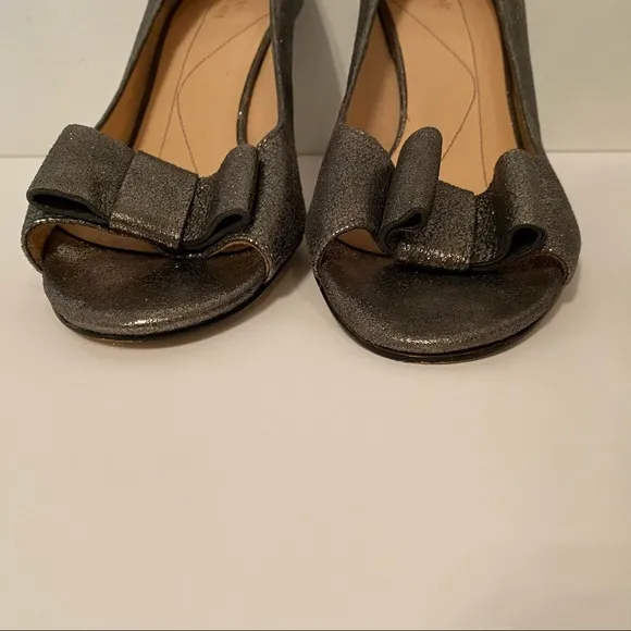 KATE SPADE HEELS PUMPS SILVER LEATHER PEEP TOE BOW Size 9.5
