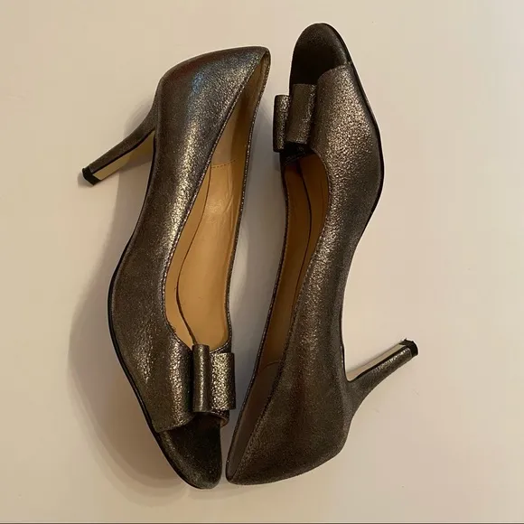 KATE SPADE HEELS PUMPS SILVER LEATHER PEEP TOE BOW Size 9.5