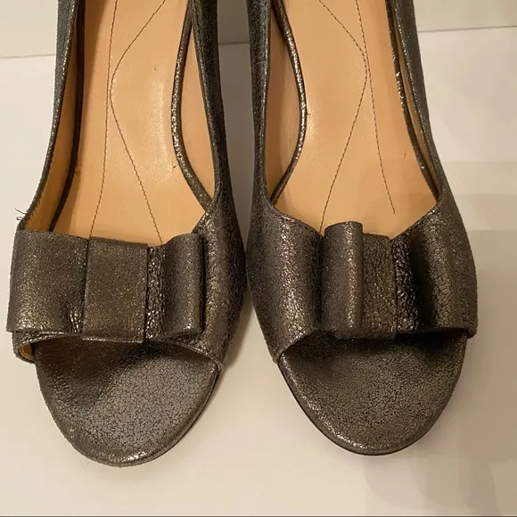 KATE SPADE HEELS PUMPS SILVER LEATHER PEEP TOE BOW Size 9.5