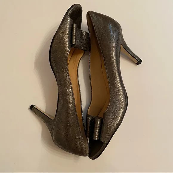 KATE SPADE HEELS PUMPS SILVER LEATHER PEEP TOE BOW Size 9.5