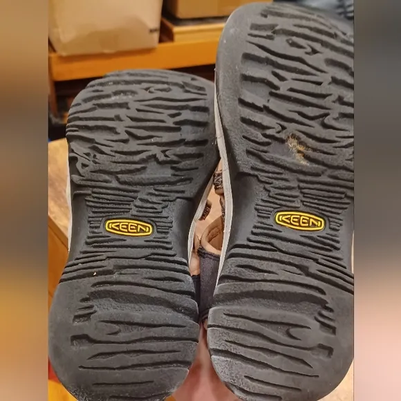 Keen Women's Whisper Salmon/Heather Discontinued
