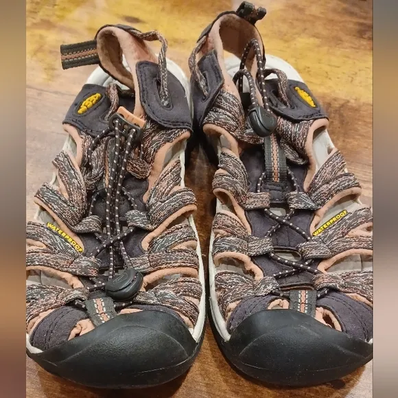 Keen Women's Whisper Salmon/Heather Discontinued