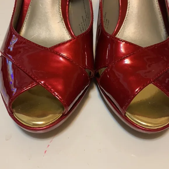 LIZ CLAIBORNE CANDY APPLE RED HOLIDAY HEELS PATENT LEATHER  5.5 M NEW POPPY