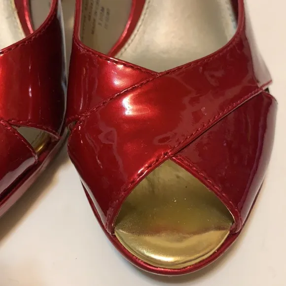 LIZ CLAIBORNE CANDY APPLE RED HOLIDAY HEELS PATENT LEATHER  5.5 M NEW POPPY