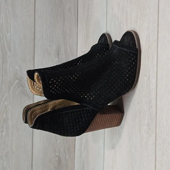 Lucky Brand Women Larise Cut Out Side Heels Open Toe shoes boots sz 7.5M