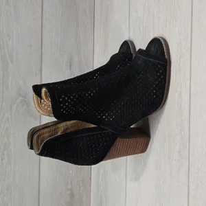 Lucky Brand Women Larise Cut Out Side Heels Open Toe shoes boots sz 7.5M
