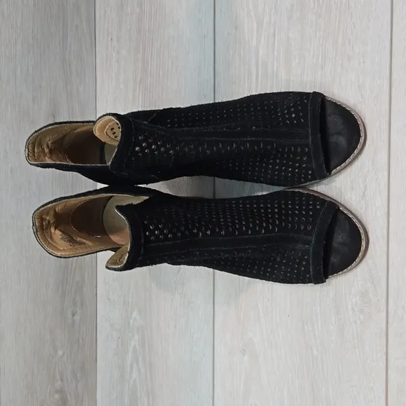 Lucky Brand Women Larise Cut Out Side Heels Open Toe shoes boots sz 7.5M