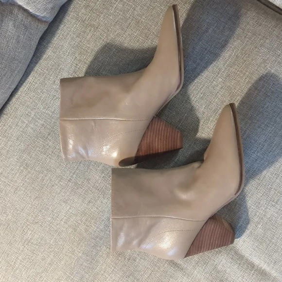 Lucky Brand Women's Munise Leather Memory Foam Pointy Toe Ankle Boots NWOB 8.5M