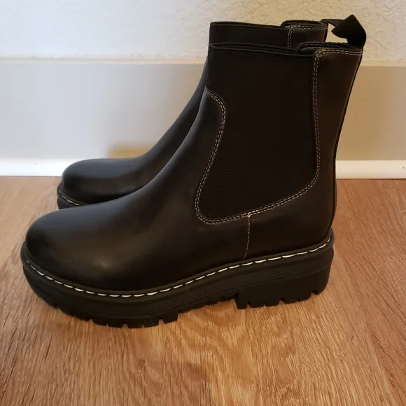 Marc Fisher Patrick lug sole booties in black women's shoes size 6