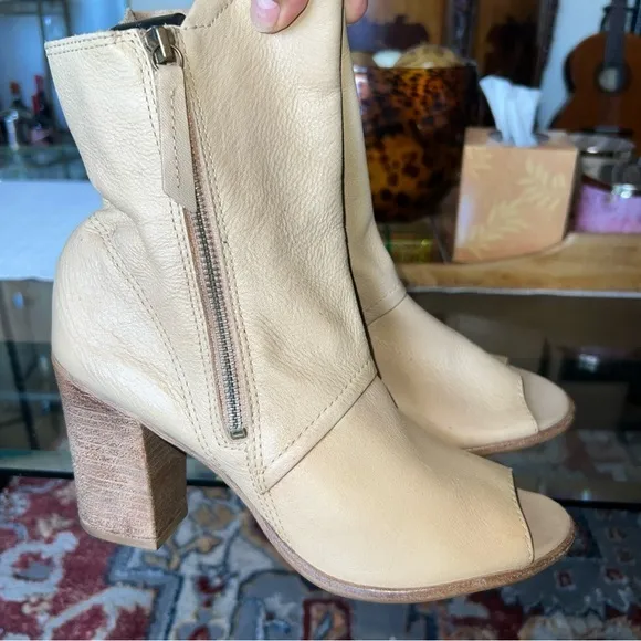 “MATISSE”pure leather , Tan Peep-Toe Ankle Boots, 👢, made in Brazil,pre loved 🥰