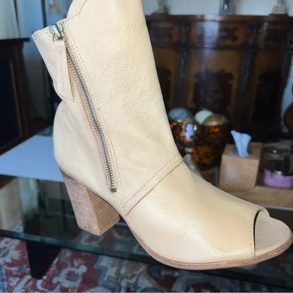 “MATISSE”pure leather , Tan Peep-Toe Ankle Boots, 👢, made in Brazil,pre loved 🥰