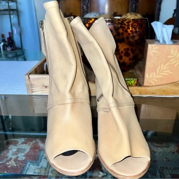 “MATISSE”pure leather , Tan Peep-Toe Ankle Boots, 👢, made in Brazil,pre loved 🥰