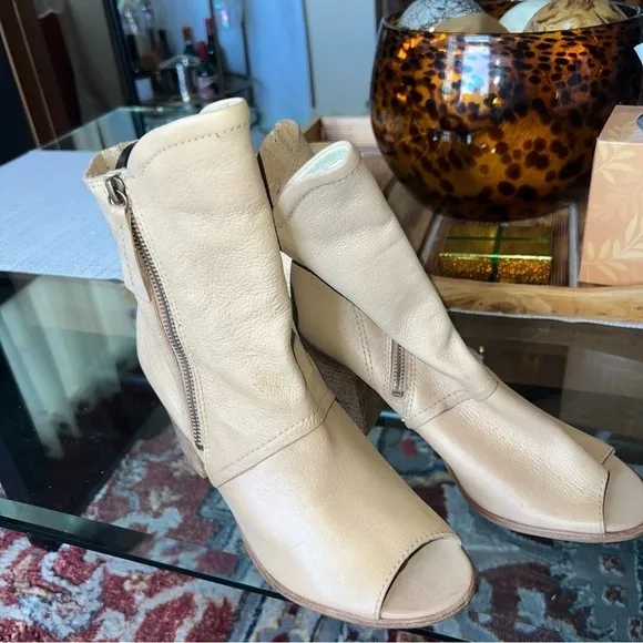 “MATISSE”pure leather , Tan Peep-Toe Ankle Boots, 👢, made in Brazil,pre loved 🥰