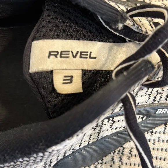 Men's Brooks Revel 3 mesh athletic running shoes - GUC