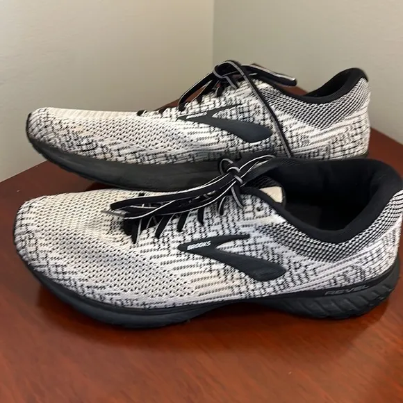 Men's Brooks Revel 3 mesh athletic running shoes - GUC