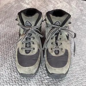 Men’s Vintage Y2K Nike ACG Army Green and Black Hiking Work Boots Size 11