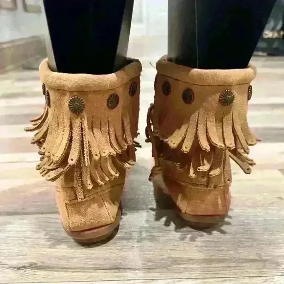 Minnetonka Moccasin, Double Fringe Side Boot, Sz. 9.5