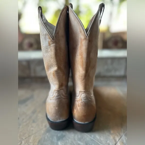 Moonshine Spirit Tan Destressed Redford Western Boots fits like a 10.5 Men's 11D