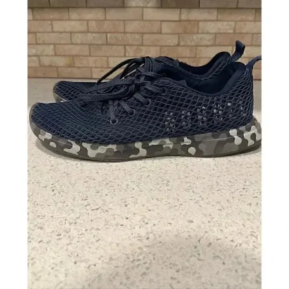 Navy no bull running shoes with camoflauge sole BZ