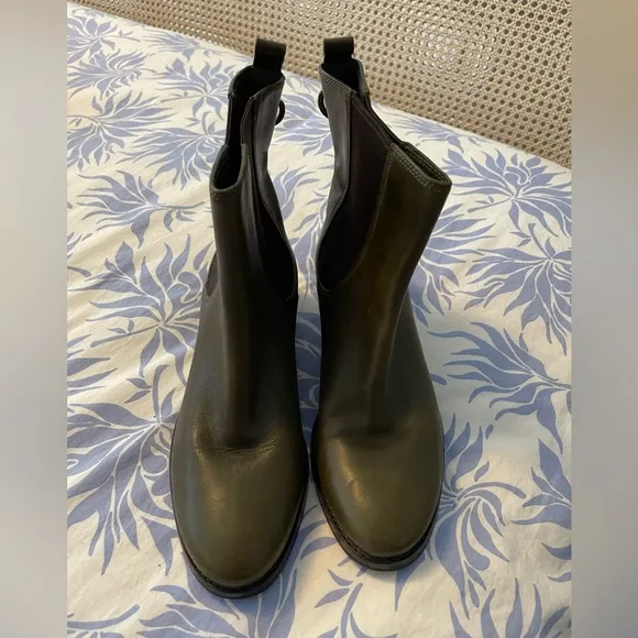 Never worn Nike-air Cole Haan chelsea boots!