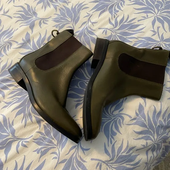 Never worn Nike-air Cole Haan chelsea boots!