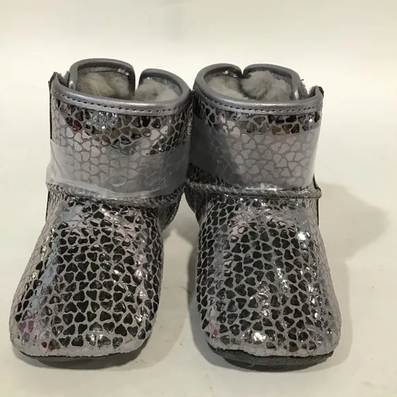 NEW!! Infant Girls UGG Jesse Bow II Gel Hearts Silver Boots Size 4/5