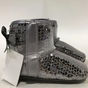 NEW!! Infant Girls UGG Jesse Bow II Gel Hearts Silver Boots Size 4/5