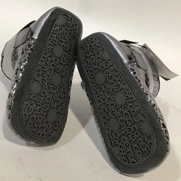 NEW!! Infant Girls UGG Jesse Bow II Gel Hearts Silver Boots Size 4/5