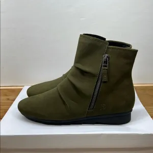 NEW Joseph Siebel 37, 6-6.5 Nubuk Leather Olive Green Ankle Boots Side Zipper