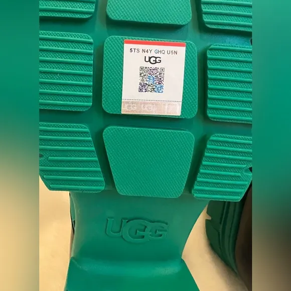 New! UGG Ashton Plush Leather/Wool Black/Green Lug Sole Shoes.