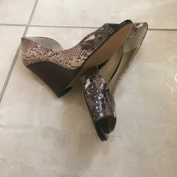 NIB Sole Society Leather Snake Pep Toe Wedges