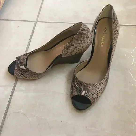 NIB Sole Society Leather Snake Pep Toe Wedges