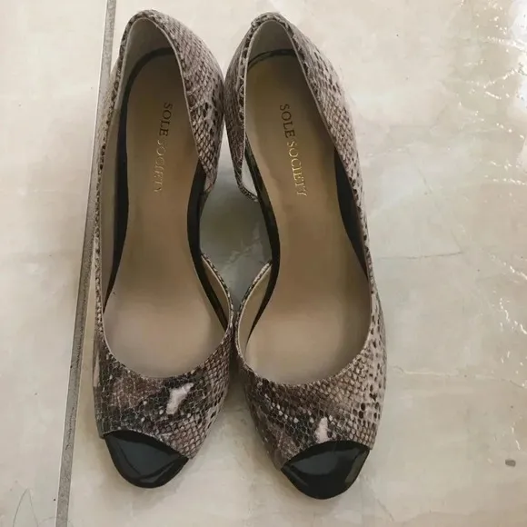 NIB Sole Society Leather Snake Pep Toe Wedges