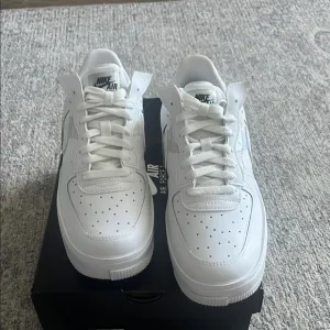 Nike Air Force 1 women’s Fontanka triple White Sneakers