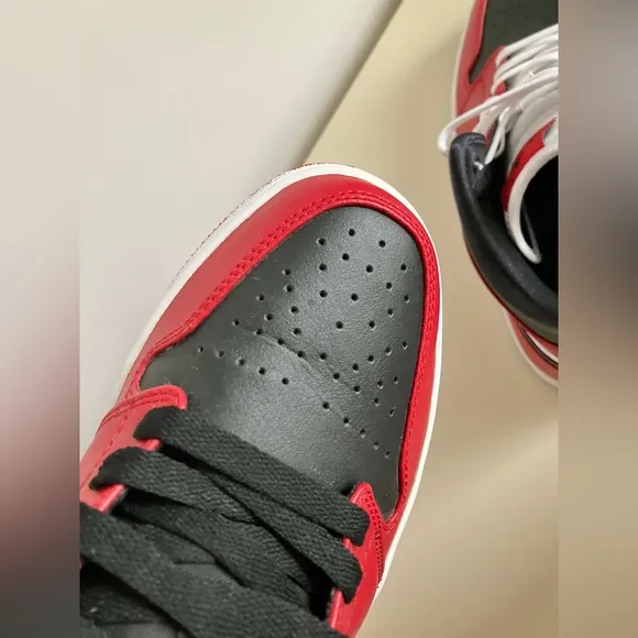 Nike Air Jordan 1 Low Reverse Bred &amp; Jordan 1 Mid Chicago Toe Both 9.5 No Boxes