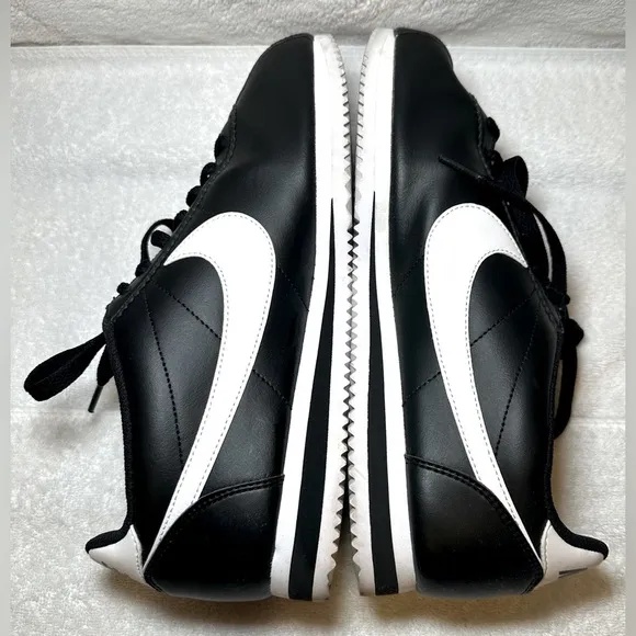 Nike Cortez mens black and white classic style tennis shoes sneakers 8.5-9