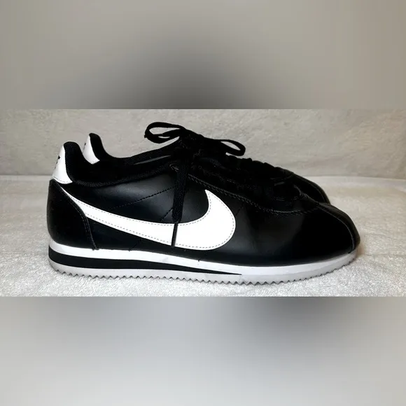 Nike Cortez mens black and white classic style tennis shoes sneakers 8.5-9