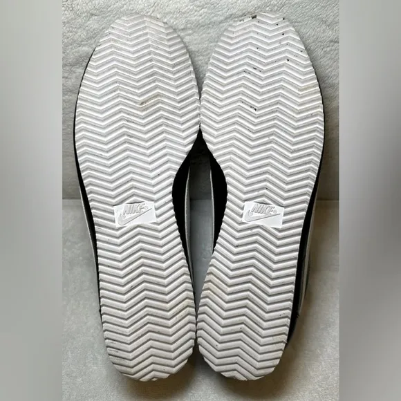 Nike Cortez mens black and white classic style tennis shoes sneakers 8.5-9