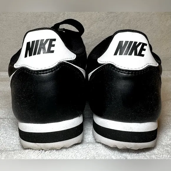 Nike Cortez mens black and white classic style tennis shoes sneakers 8.5-9