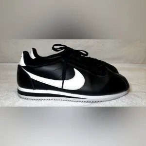 Nike Cortez mens black and white classic style tennis shoes sneakers 8.5-9