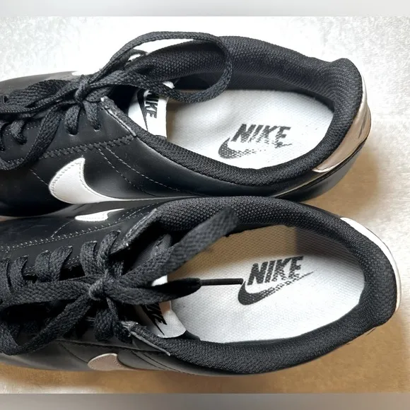 Nike Cortez mens black and white classic style tennis shoes sneakers 8.5-9
